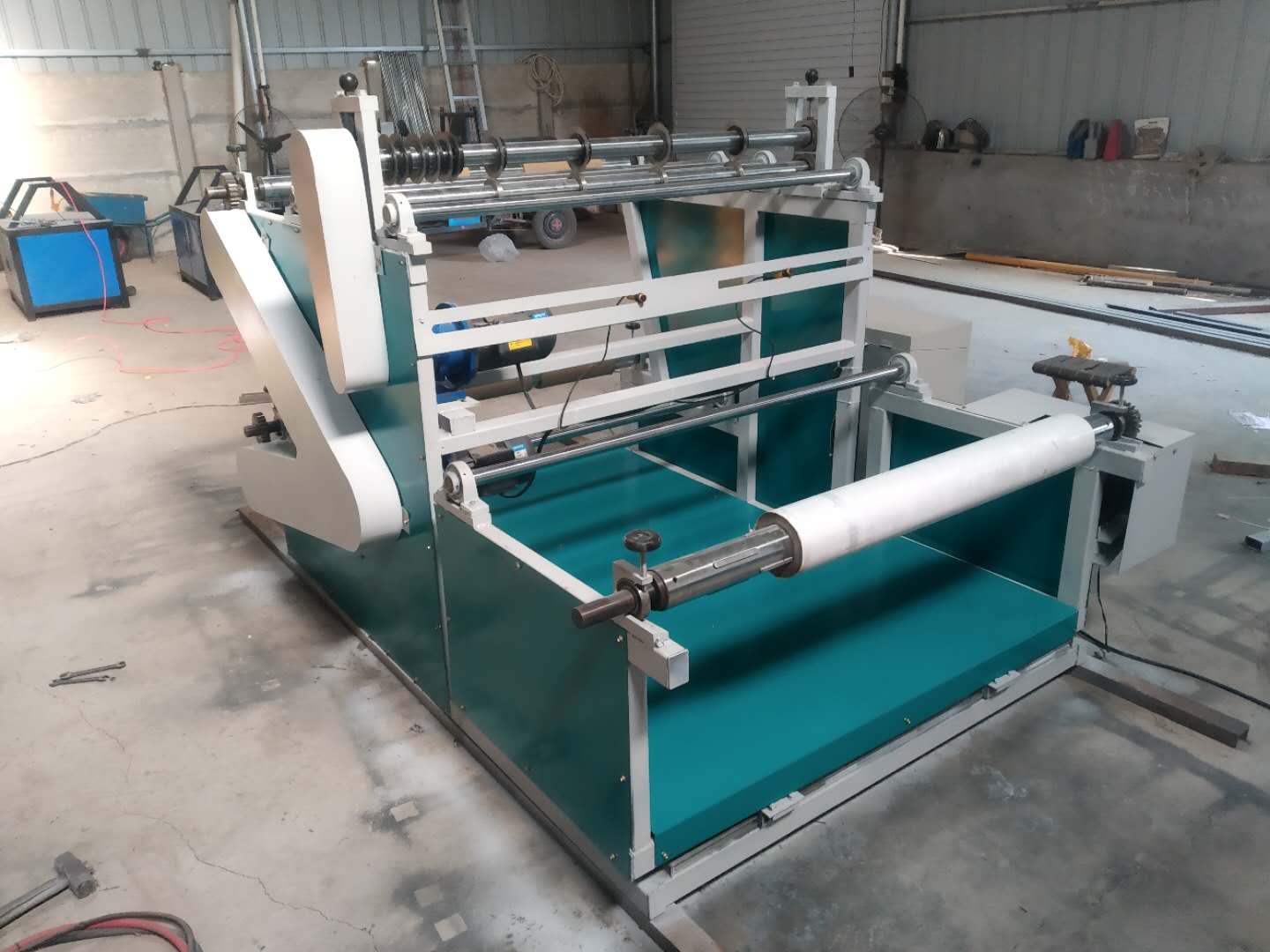 Meltblown fabric slitting and rewinding machine