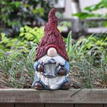 Patung taman gnomes lucu dengan lampu matahari