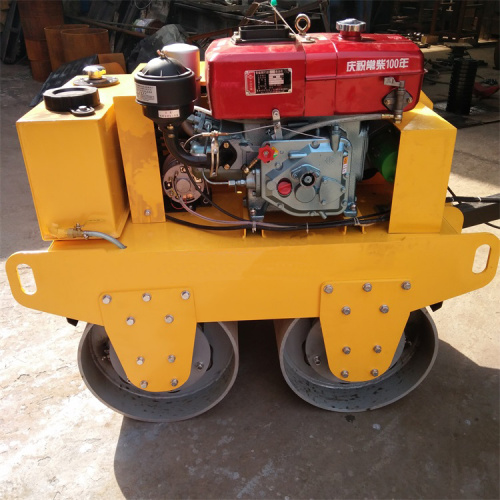 tangan memegang berat baru mini road roller