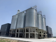 Raw material storage and transport silo