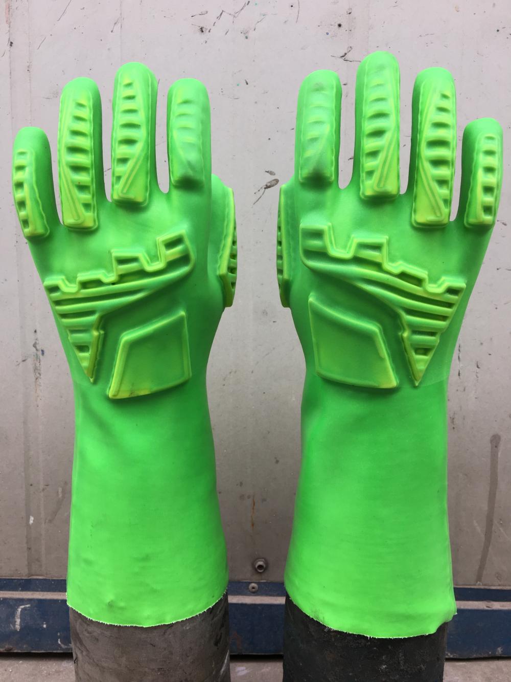 Grüne PVC-Handschuhe mit TPR auf der Hand zurück