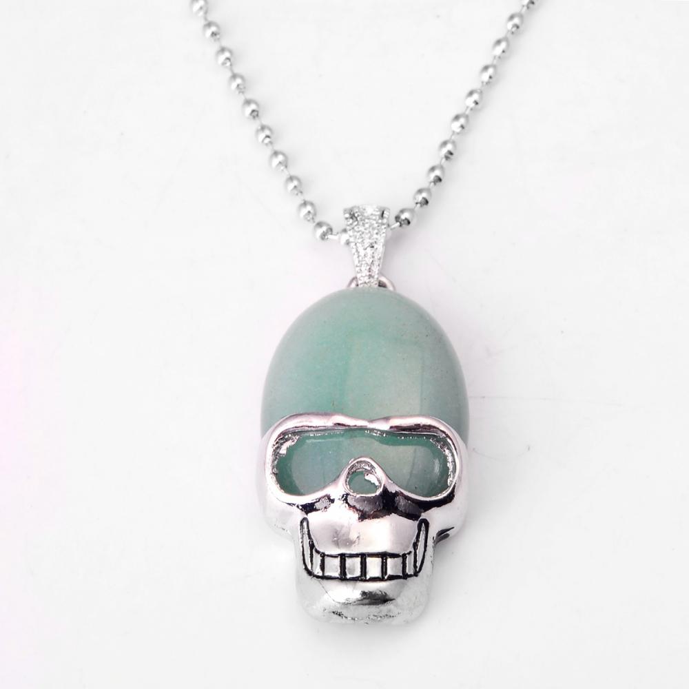 Colgante de piedras preciosas con calavera de aventurina verde y cadena de plata