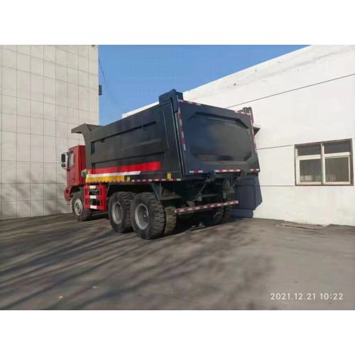 Xe tải tipper khai thác nặng trên đường