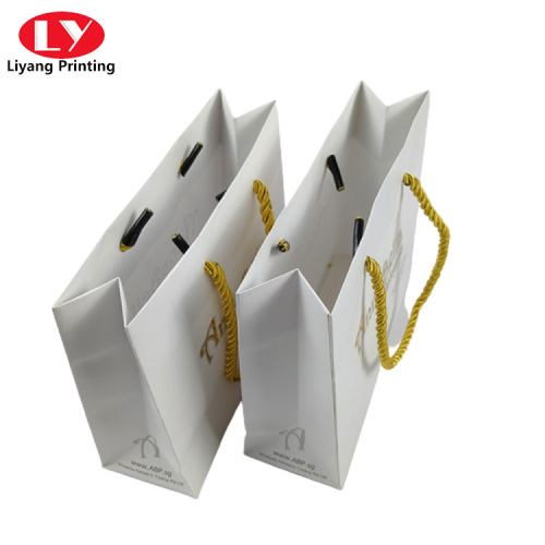 Προσαρμοσμένες τυπωμένες απλές χάρτινες τσάντες για συσκευασία κοσμημάτων