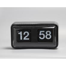 Caja de plástico negra Flip Clock en la mesa