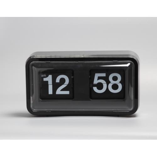 Schwarze Plastikbox Flip Clock auf Tisch