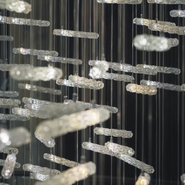 Araña de cristal de arte moderno en vestíbulo de Big Hotel