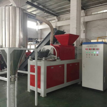 Plastic film squeezing machine