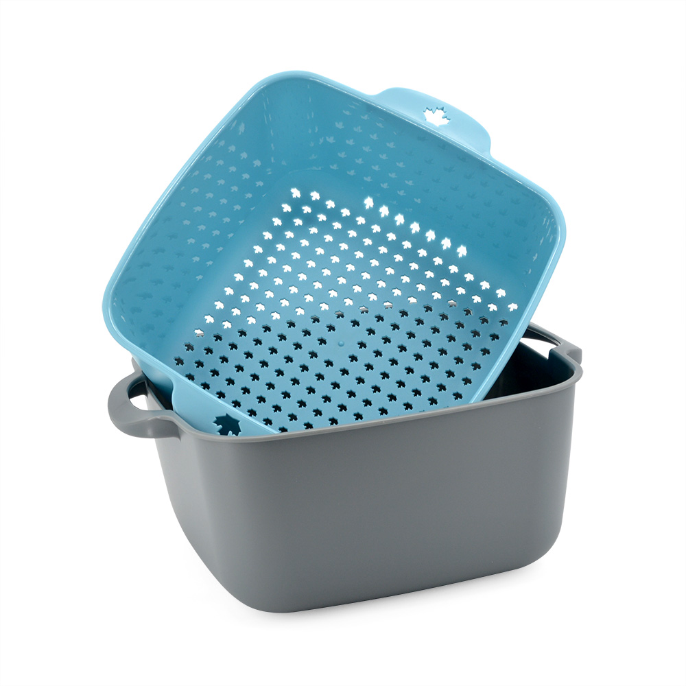 Plastic draining colander