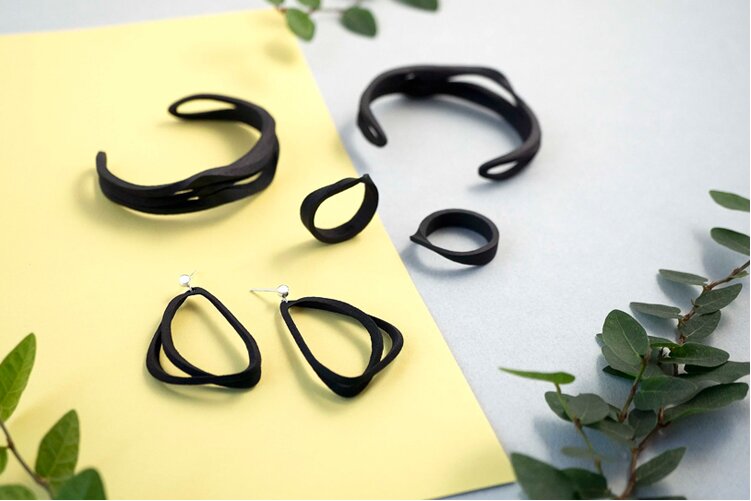 Kohlefaserarmbänder, Ohrringe und Ringe Carbon fiber bracelets, earrings, and rings