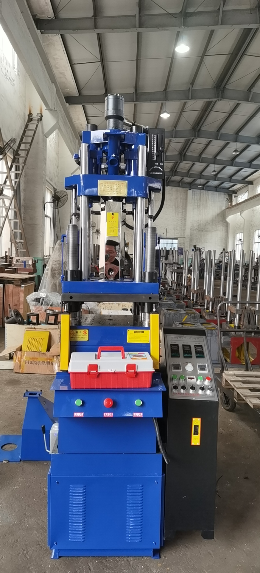 Eyeglass leg plastic injection molding machine