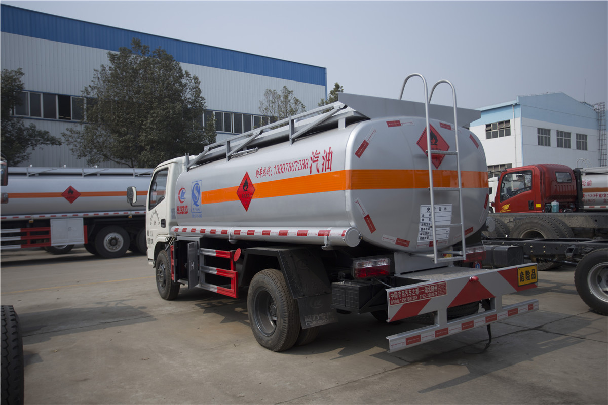 Автоцистерна, предназначенная для заправки нефтепродуктов Fuel Tank Truck Designed for Oil Refueling