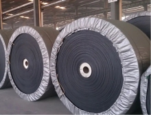 High-efficiency skirted conveyor belt