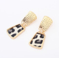 Moda leopardo patrón grabado resina gota tendencias atmosféricas pendientes en Europa y América aretes de aleación de metal oro