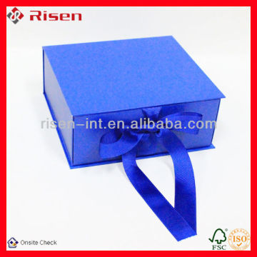 Blue cosmetic COFFRET with blue handle