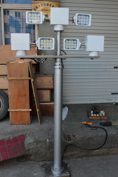 Multi 360 degree search lights positioner tower