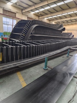 Pattern type high inclination conveyor belt