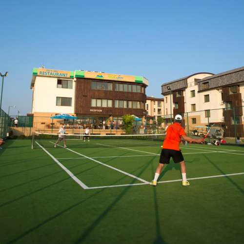 Treinamento de tênis sem costura Campo artificial de campo