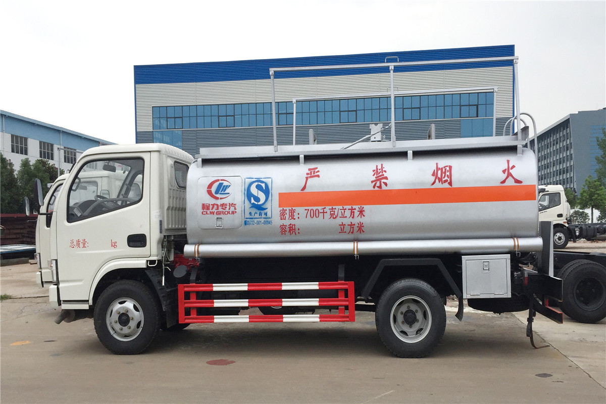 Заправка нефтяного транспорта бензовозом Refueling Oil Transport with Fuel Tank Truck