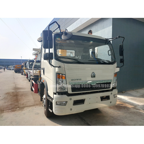 SINOTRUCK HOWO Flatbed Truck With 3.2T XCMG Crane