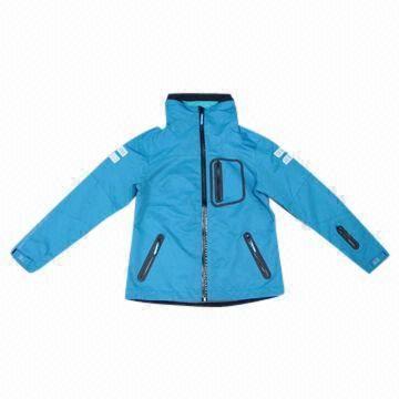 Windbreaker with technical performance and fully taped seams
