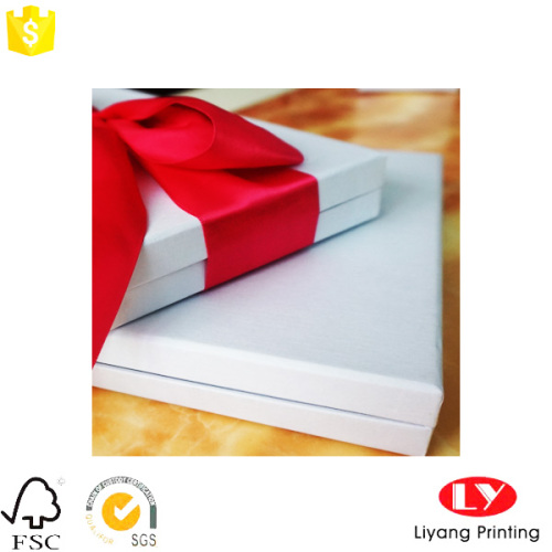 Elegante diseño de cajas de regalo blancas con cinta