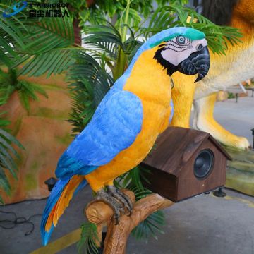 Burung beo animatronic berdiri di cabang untuk dijual