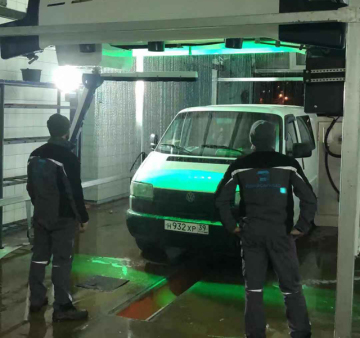 Touchless brushless car wash