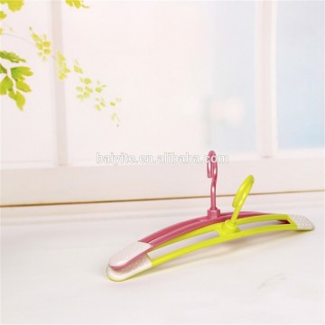 hangers plastic