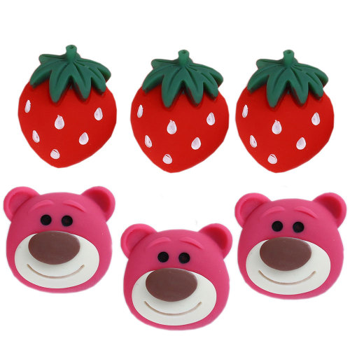 Oso de dibujos animados resina encantos de fresa Kawaii rojo Animal fruta colgantes adorno DIY arte decoración lazo para el cabello centro adorno artesanía