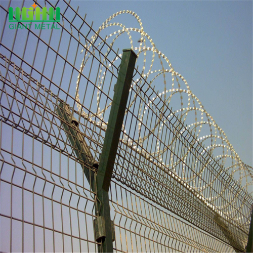 Jualan Kilang Galvanized Razor Wire pada Pagar Atas