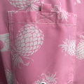ピンクのパイナップルパターンのビーチショーツ
