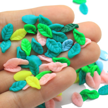 Diseño lindo 100 Uds Mini hoja de árbol cuentas de arcilla polimérica blanda baratas baratas coloridas Kawaii para decoración DIY suministros de limo