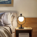 Lampe de table ronde blanche en verre LEDER