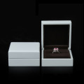Perhiasan kotak cincin kertas berengsel tersuai putih