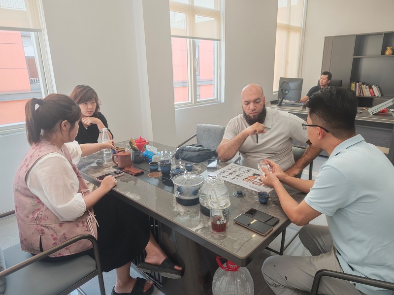 An Egyptian customer visited Chuke Intelligent and purchased several vision and UV laser marking machines on the spot!