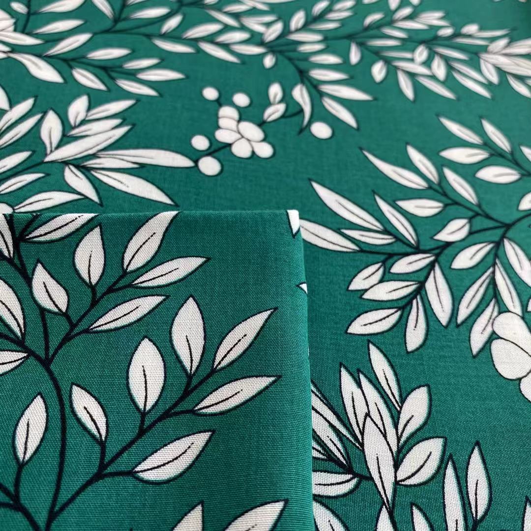 Spunne vävt rayon challis tyg blommig viskosmaterial tropiskt tryckt 100% viskos rayon tyg för klänningskjorta