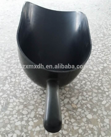 Plastic feed scoop