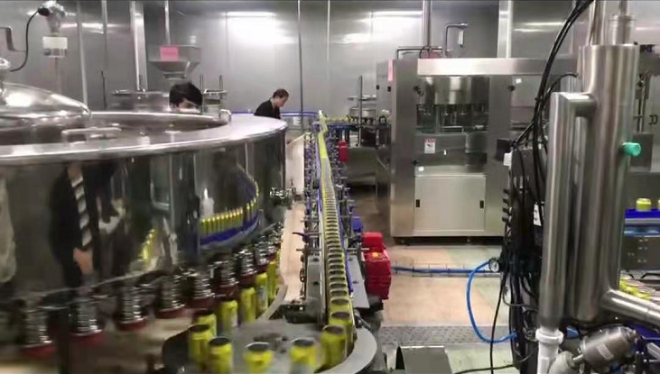 Máquina de llenado y cierre de latas / latas de aluminio