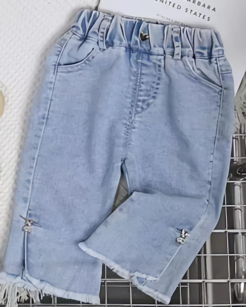 Kleines Mädchen kurze Jeans kurz