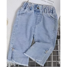 Kleines Mädchen kurze Jeans kurz