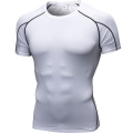 पुरुषों के प्रशिक्षण लघु आस्तीन टी शर्ट चल रहा है