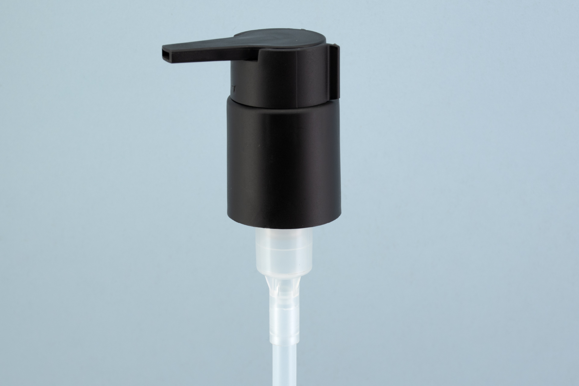 Bomba de loción negra mate 24/410 con boquilla larga con cierre giratorio y clip de viaje 24/410 Matte Black Lotion Pump with Long Twist-Lock Nozzle & Travel Clip