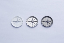 Non deformable metal buttons for coats