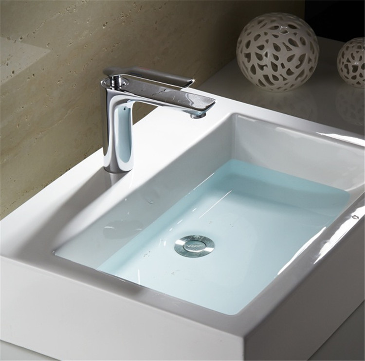 B0008-2F Professional Supplier Chrome Plating Basin Faucet , Cold And Hot Water Basin Faucet