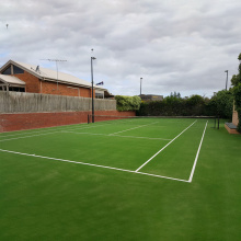 Tenniseväljaku kunstlik rohi lastesõbralikele kohtutele