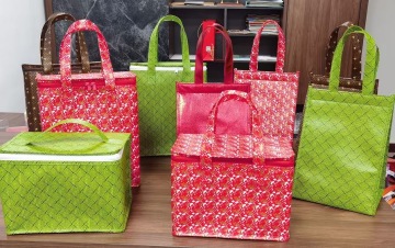 Colored takeaway non-woven bag