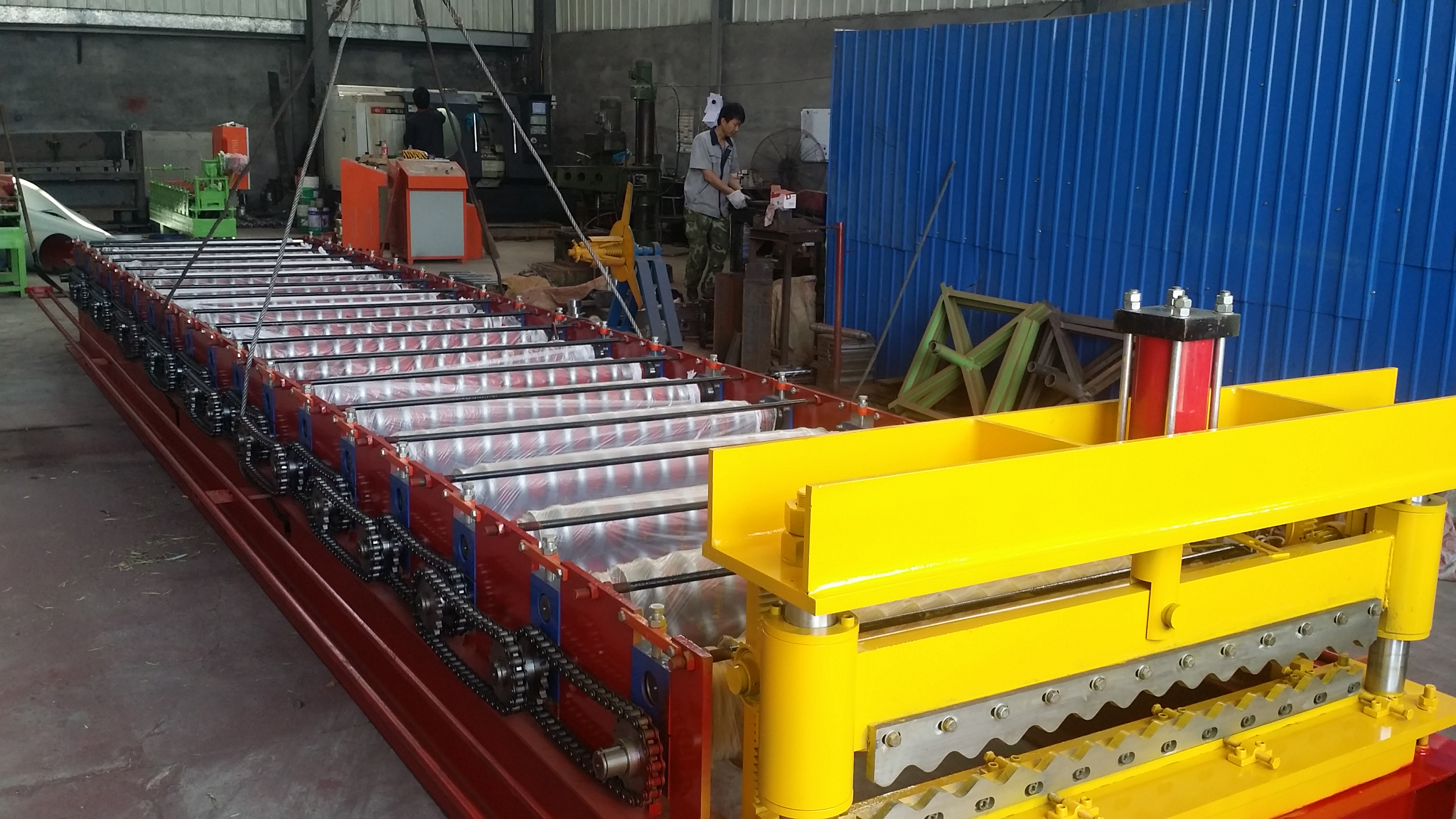 Corrugated roof sheet roll forming machine