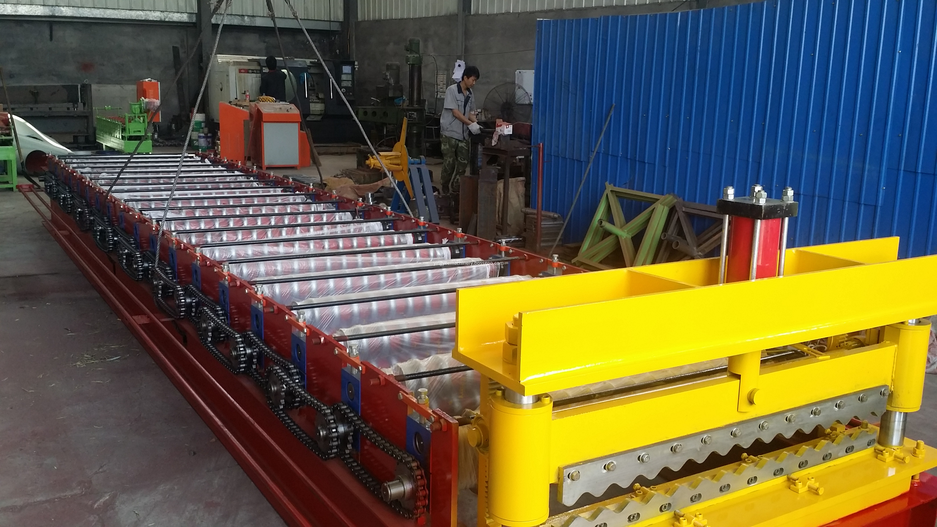 Corrugated roof sheet roll forming machine