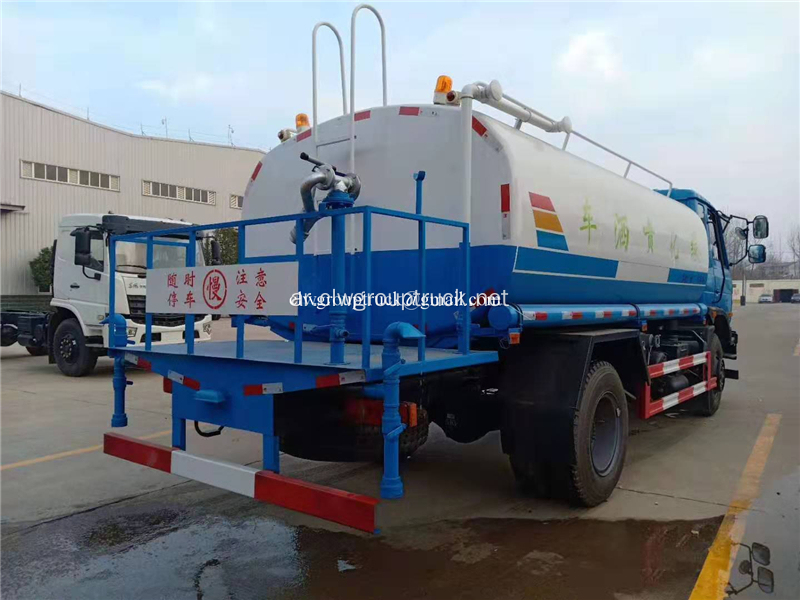 شاحنة خزان مياه الديزل من نوع دونغفنغ 4 × 2